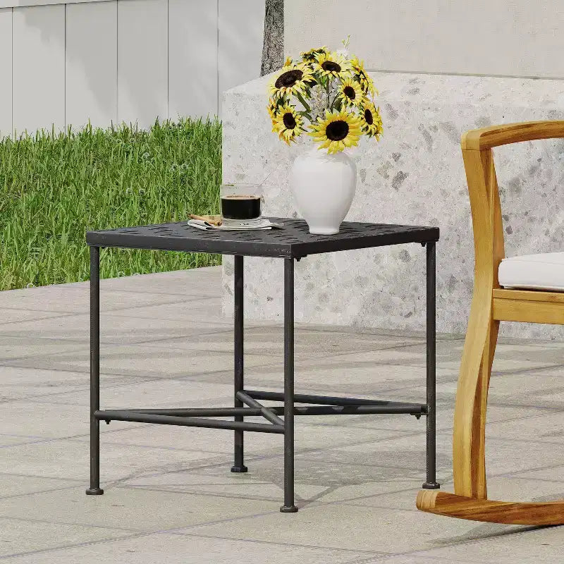 Table d'appoint minimaliste avec cadre en métal et design renforcé, table d'appoint avec plateau tressé, bout de canapé pour salon, patio, noir