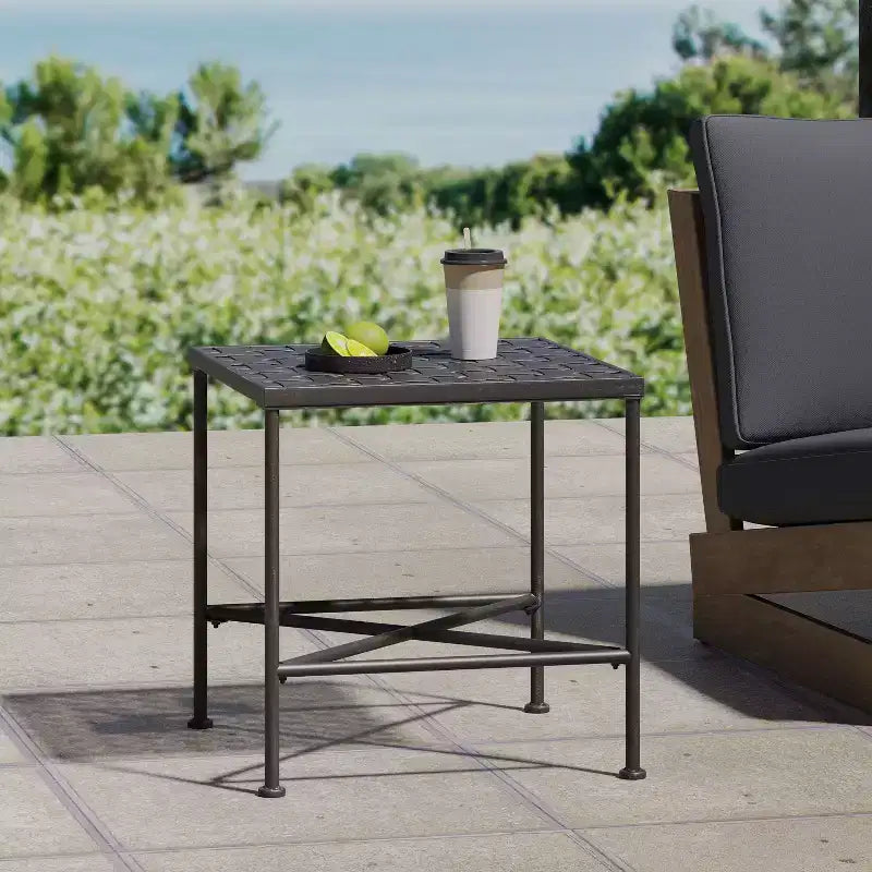 Table d'appoint minimaliste avec cadre en métal et design renforcé, table d'appoint avec plateau tressé, bout de canapé pour salon, patio, noir