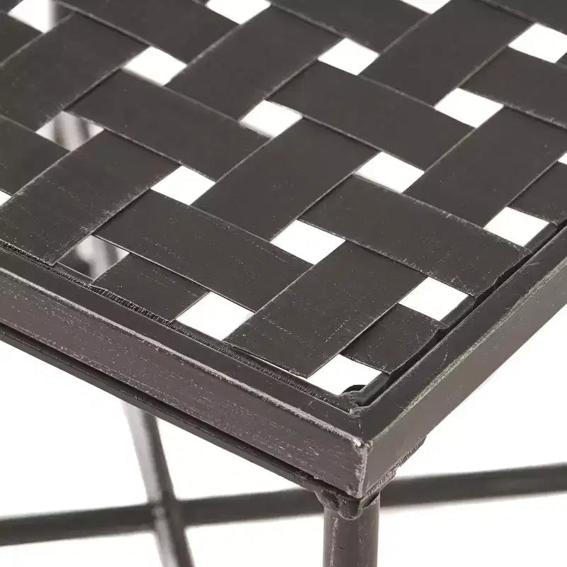Table d'appoint minimaliste avec cadre en métal et design renforcé, table d'appoint avec plateau tressé, bout de canapé pour salon, patio, noir
