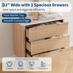 Tables de chevet modernes cannelées de 32 po de largeur avec plateau en faux marbre, table de chevet à 3 tiroirs, grande table de chevet pour chambre à coucher, salon, couloir, design profilé, chêne